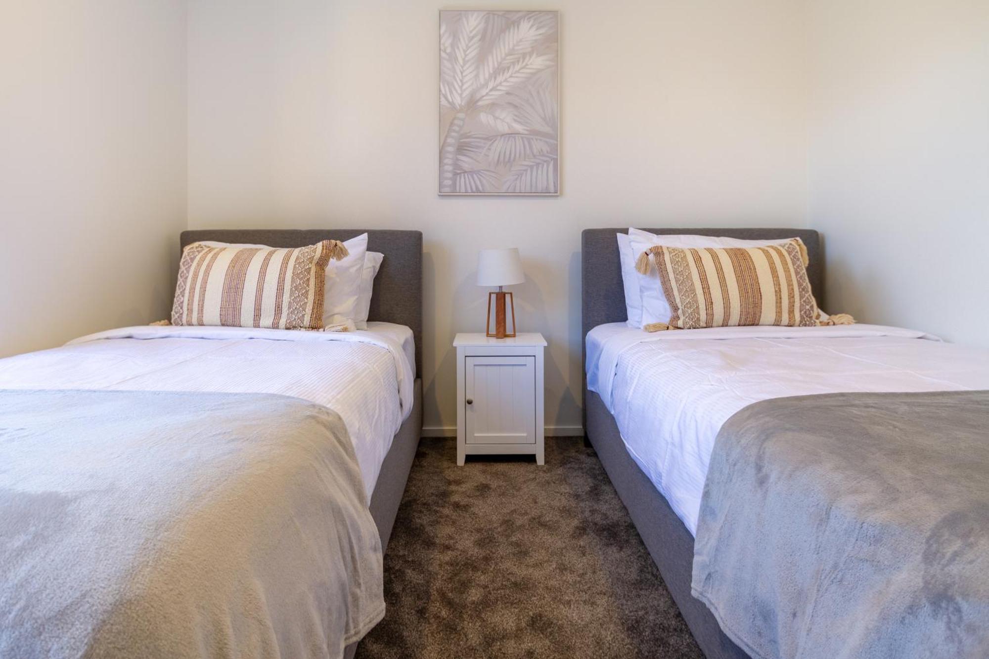 Chic 2-Bed Gem: Trust Arena Proximity - West Akl Apartment Auckland Exterior foto